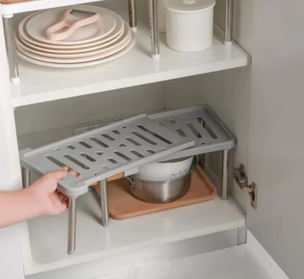 מדפים עם רגליים לארונות