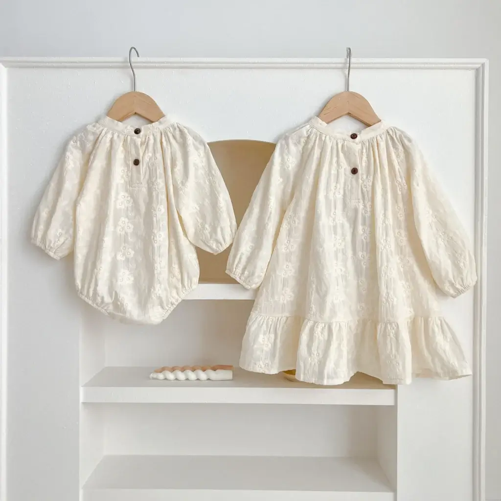 שמלה שמנת מטריפה עם רקמת פרחים