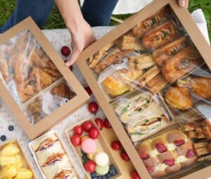 קופסאות קרטון חום עם חלון בגדלים שונים