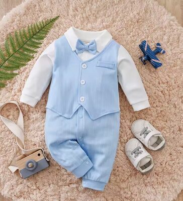 חליפה מחוייטת תכלת ולבן