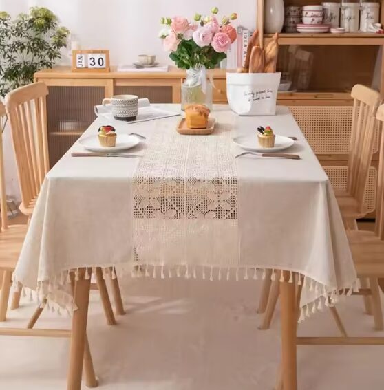 מפה עם פס תחרה באמצע